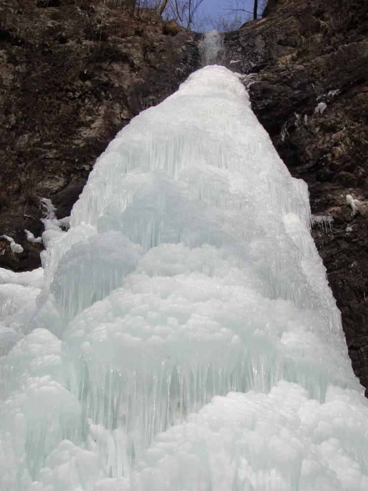 完全凍結した氷瀑の早滝。氷柱が何本も重なったように滝の形のまま青白く凍っている。