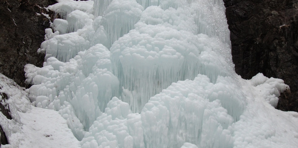 完全凍結した氷瀑の早滝。氷柱が何本も重なったように滝の形のまま青白く凍っている。