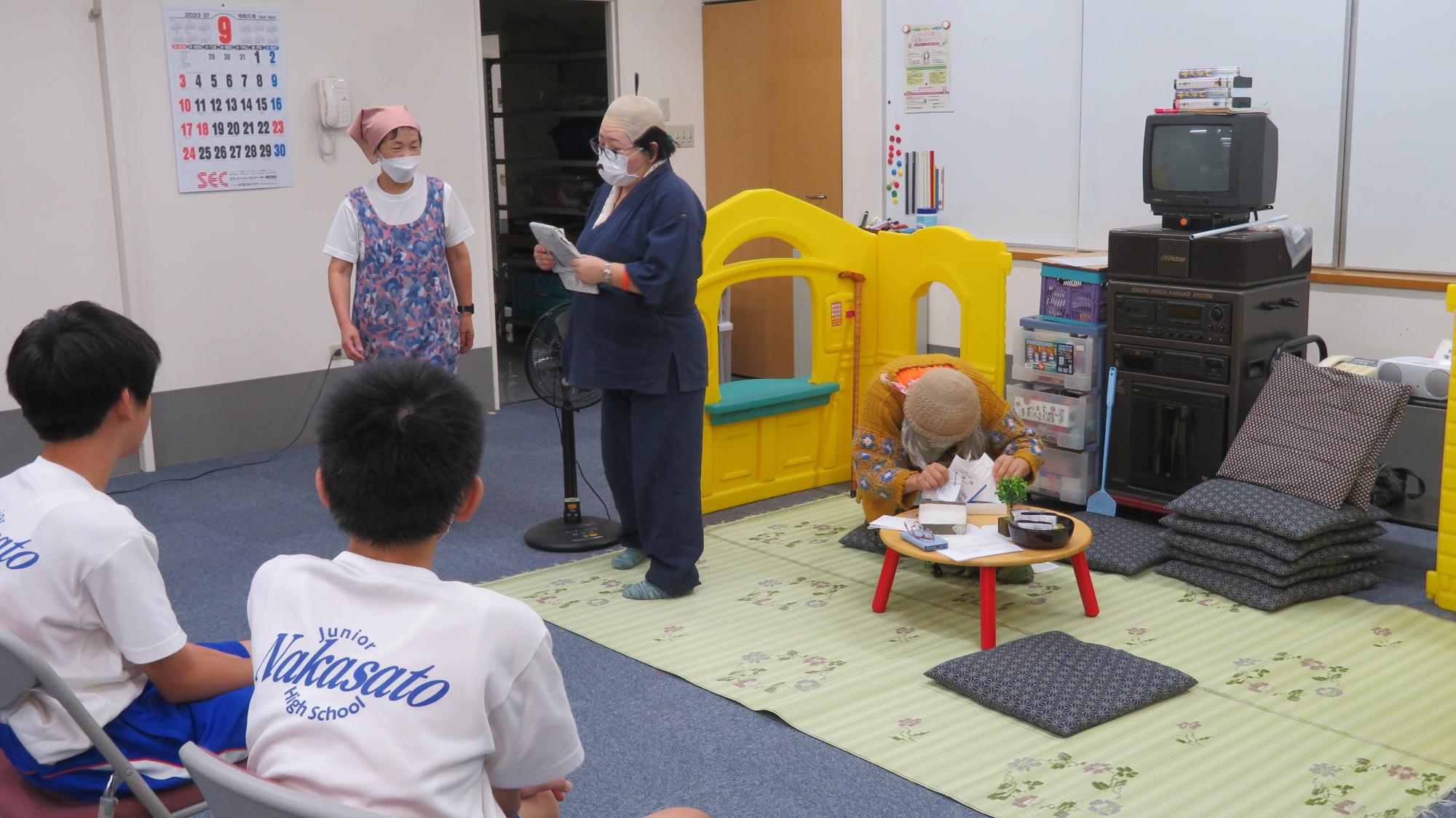 認知症サポーター養成講座で寸劇を行っているところ