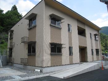 木造2階建の建物の写真
