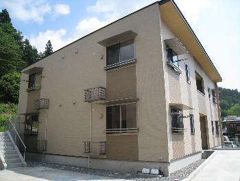 木造2階建の建物の写真