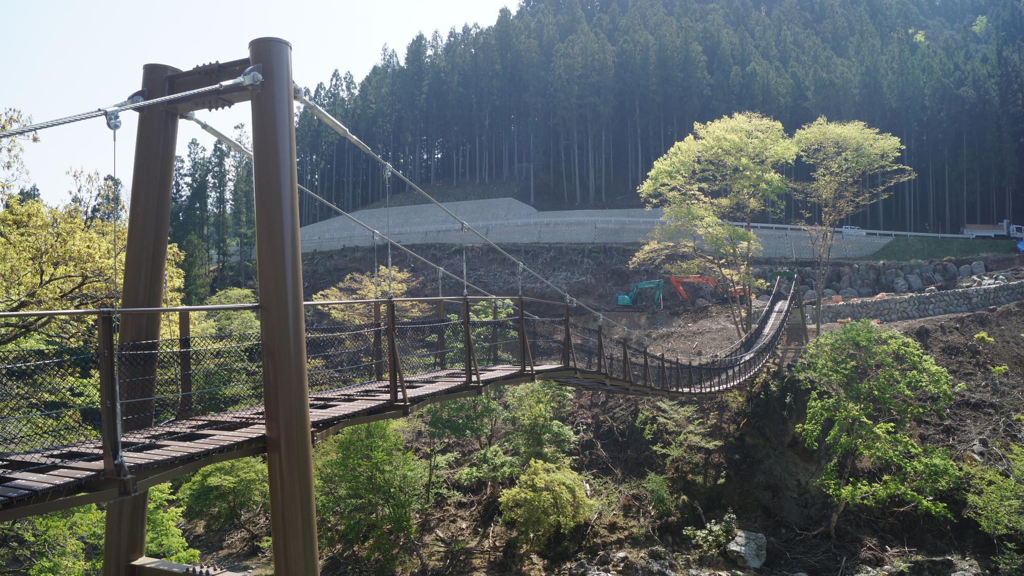 人ひとりがちょうど渡れるくらいのつり橋