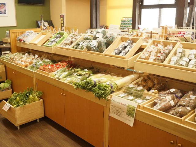 木製の棚に並べられた神流町産の野菜