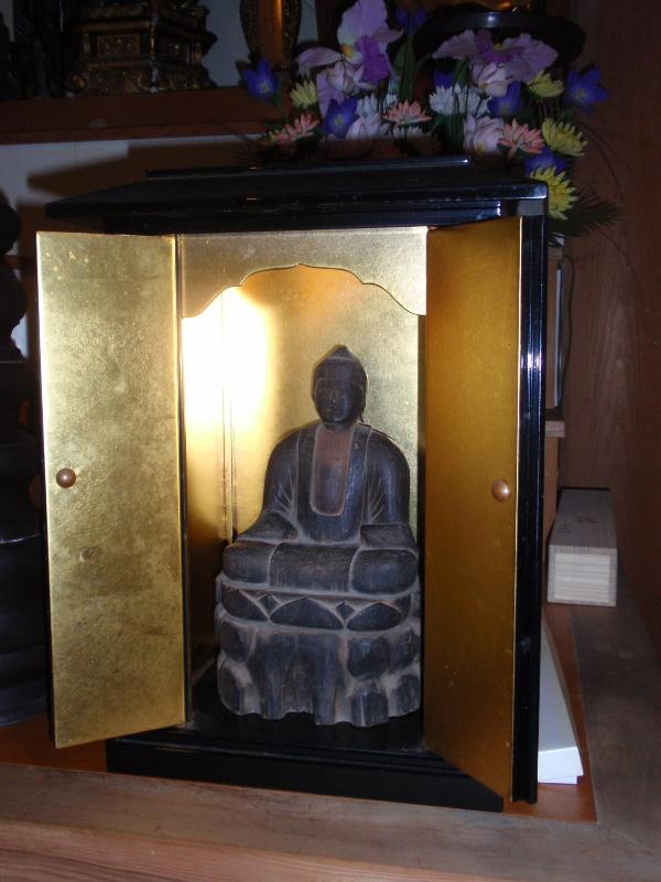 金色の箱に入った観世音菩薩像